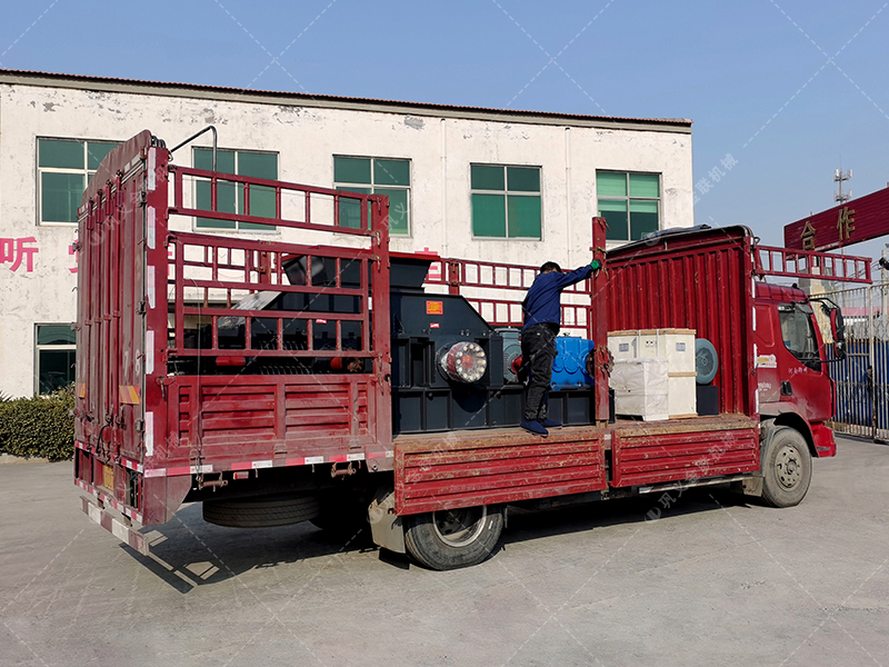 破碎鵝卵石大型鵝卵石破碎機設備發貨圖片