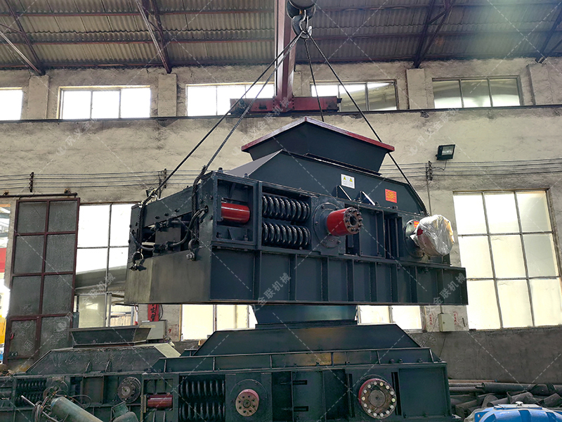 1000x700型直連式液壓對(duì)輥制砂機(jī)發(fā)貨圖片 1000x700型直連式液壓對(duì)輥制砂機(jī)發(fā)貨圖片