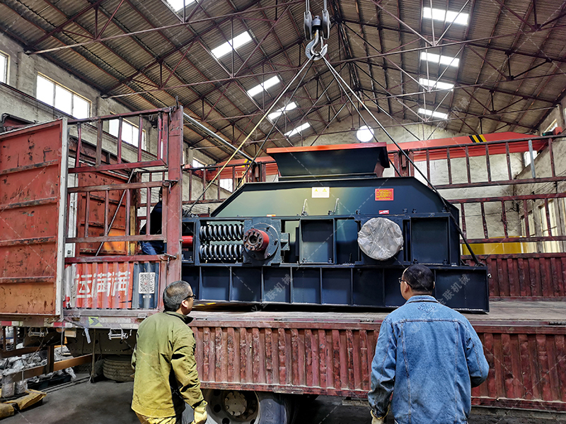 1000x700型直連式液壓對(duì)輥制砂機(jī)發(fā)貨圖片 1000x700型直連式液壓對(duì)輥制砂機(jī)發(fā)貨圖片