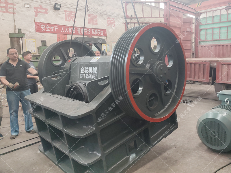 小型對輥機(jī)和顎破機(jī)發(fā)貨圖片_發(fā)往山東招遠(yuǎn)_破碎青石 小型對輥機(jī)和顎破機(jī)發(fā)貨圖片_發(fā)往山東招遠(yuǎn)_破碎青石